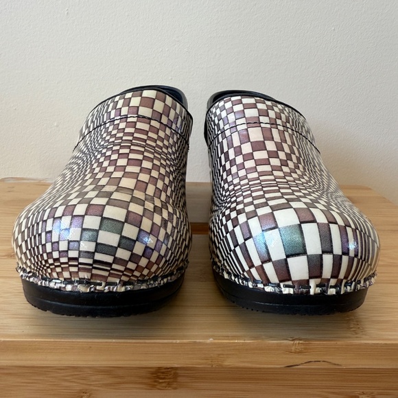 Sanita Clogs – Optical Illusion Checkerboard Pattern - Picture 2 of 9
